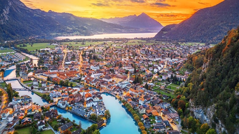Interlaken bei Sonnenuntergang, zwischen zwei Seen