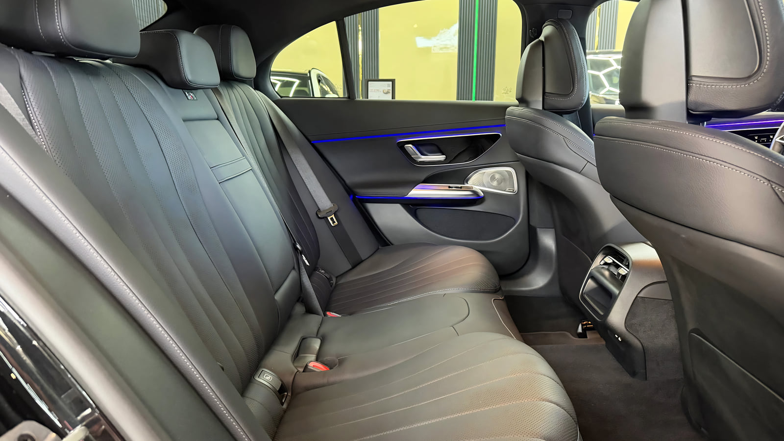 Interieur Mercedes-Benz E-Klasse, Rücksitzbank in Schwarz
