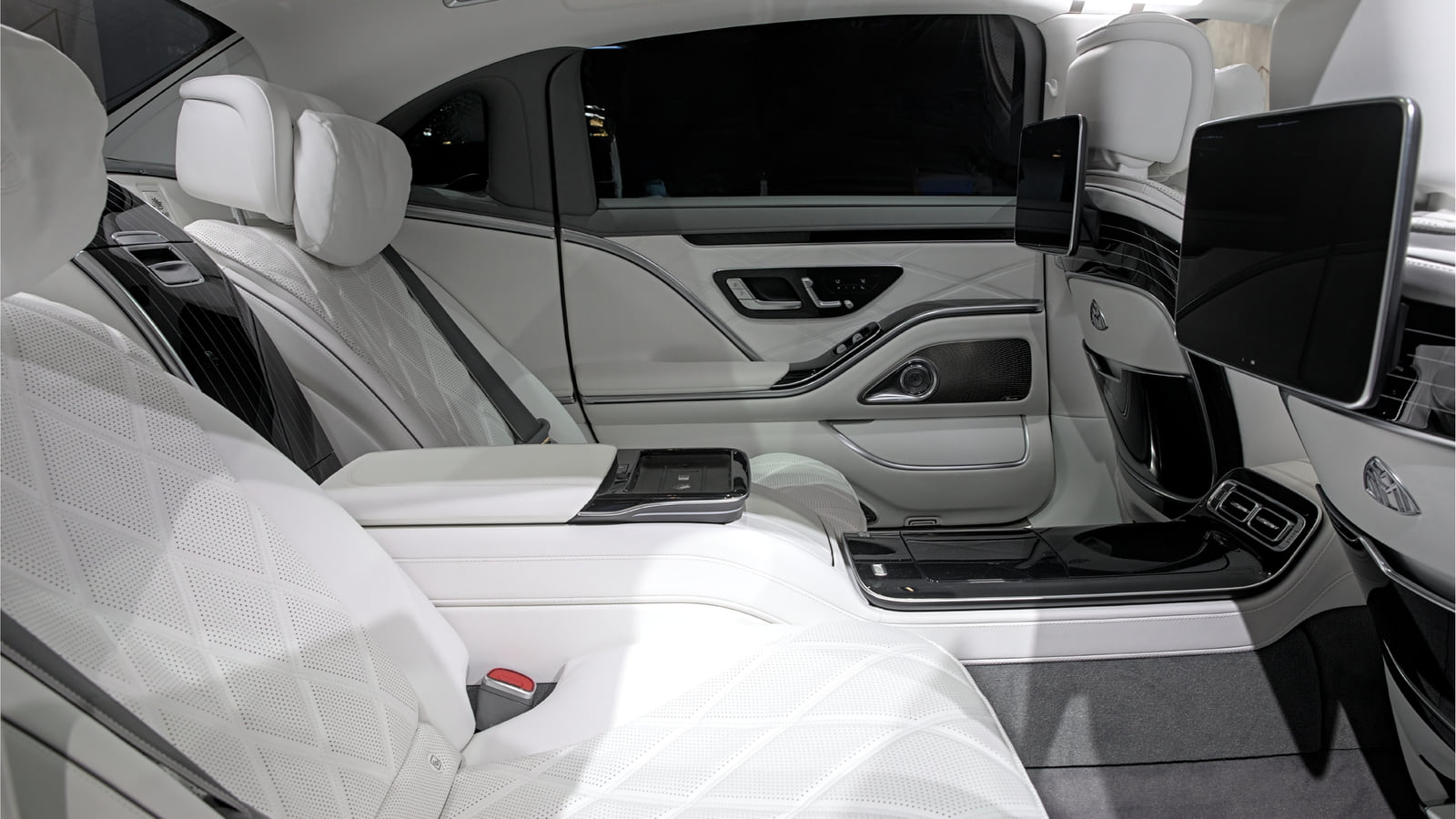 Interieur Mercedes-Maybach S-Klasse, weisses Leder mit Einzelsitzen im Fond